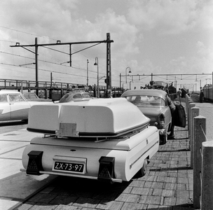 159489 Afbeelding van een rij auto's voor het oprijden van een autoslaaptrein op het N.S.-station Amsterdam-Amstel te ...